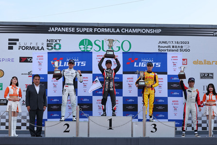 弗拉加在第4轮中以精彩的表现拿下了第二名，并在Super Formula Lights系列赛中首次登上领奖台。除弗拉加外，图中还有第4轮冠军平良响和第三名木村伟织