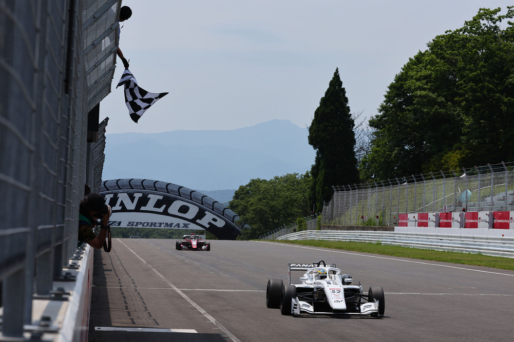 弗拉加驾驶着52号FANATEC-GRAN TURISMO with B-MAX赛车率先冲过方格旗，并挥拳庆祝自己的第一场系列赛胜利