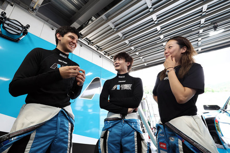 车队的三名车手。本赛季是他们三人在Super GT锦标赛中的新秀赛季。弗拉加、古谷和小山自由地讨论驾驶技术和策略